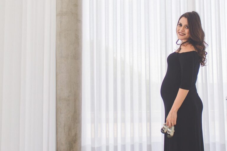Mulher grávida descartando alimentos processados