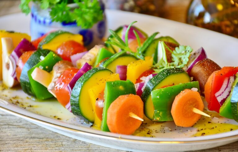 Prato colorido com vegetais, legumes e proteínas